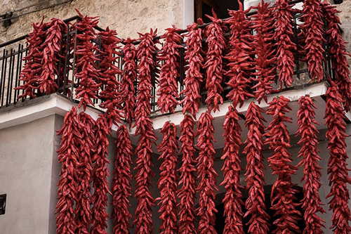 sarte di peperone di senise appese al balcone per essiccare la spezia