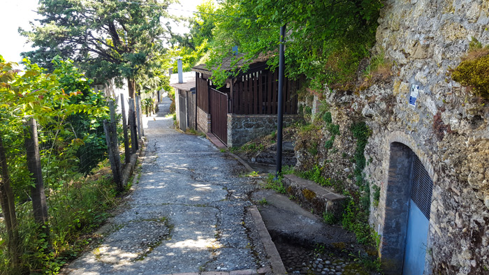 stradina tra le grotte di chiaromonte basilicata