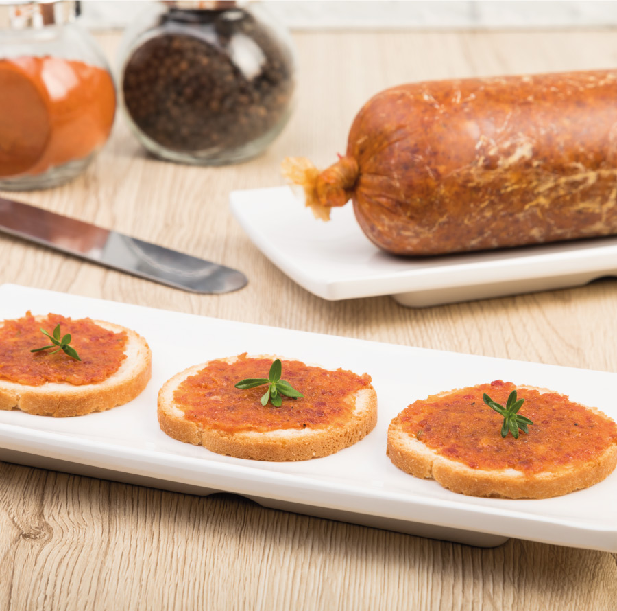 il salame spalmabile ricetta originale con salsiccia e lardo lucano su tartine per antipasti