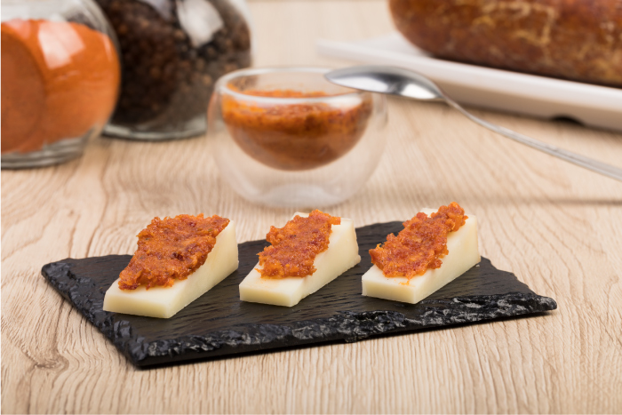 salame spalmabile su formaggi lucani su tagliere antipasto de sud italia de salvo